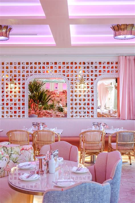 จุดแลนด์มาร์ก Hangout space ฟีลบีชบาร์ Mami Rose ร้านอาหารกึ่งบาร์ ที่เราพาทุกคนแวะมาชิลที่ EM ...