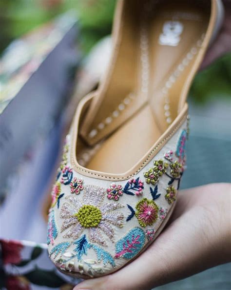 Buy Handcrafted Punjabi Juttis for Women Online – Fizzy Goblet