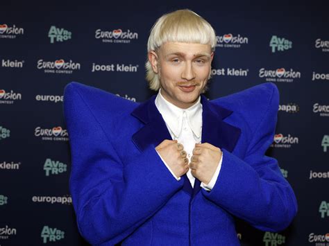 Joost Klein duikt op met compleet nieuwe look