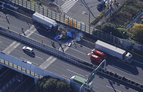 東名高速でトラックなど玉突き事故 神奈川・厚木 [写真特集2/4] | 毎日新聞