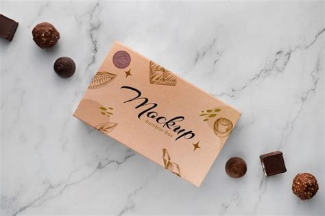 View of cardboard candy box with marble background | Premium PSD