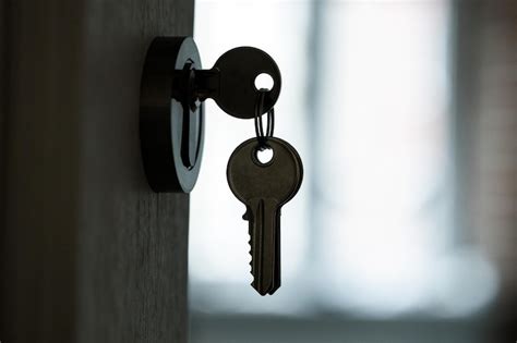 The keys hang in the keyhole against the background of the window ...