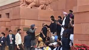 'Traitor' vs 'sadak ka gunda': Rahul, BJP's Bittu face off outside ...