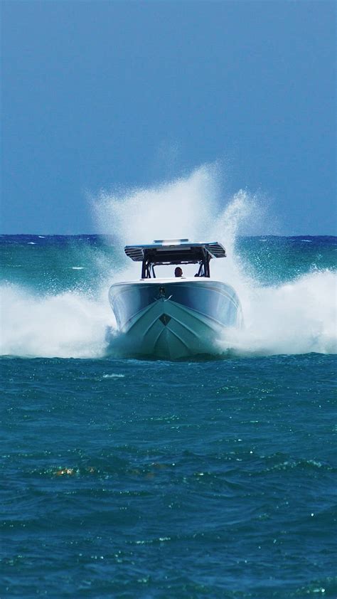 Robalo R302 at Haulover Inlet in 2024