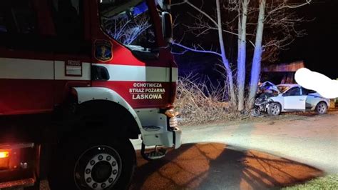 Samochód wypadł z jezdni i uderzył w drzewo - Limanowa.in