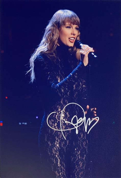 Autograph Signed Taylor Swift Photo