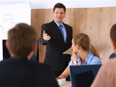 Business People Sitting 的图像结果