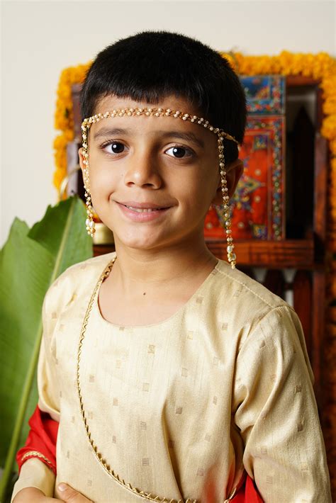 Pearls Mundavalya with Drop Shaped Pearls with Golden Findings for Bat ...