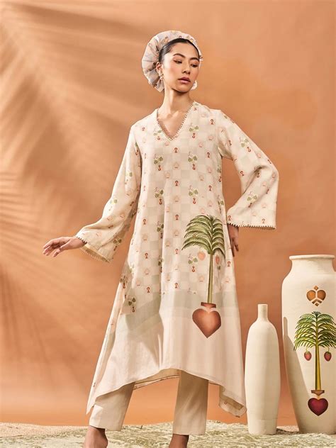 10 Vogue-approved workwear kurtas to level up your desi corpcore style ...