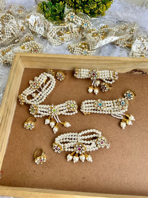 Kundan flower bracelet and ring set – Swastik Hampers