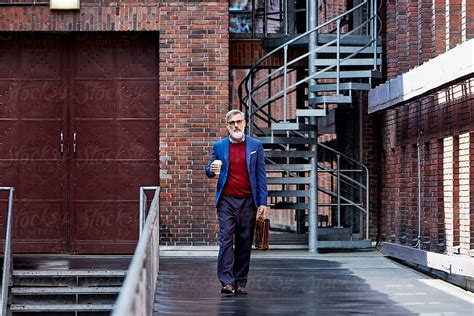 Businessman Walking 的图像结果