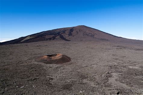 https://upload.wikimedia.org/wikipedia/commons/thumb/b/b4/Piton_de_la_fournaise_2015.jpg/1200px-Piton_de_la_fournaise_2015.jpg
