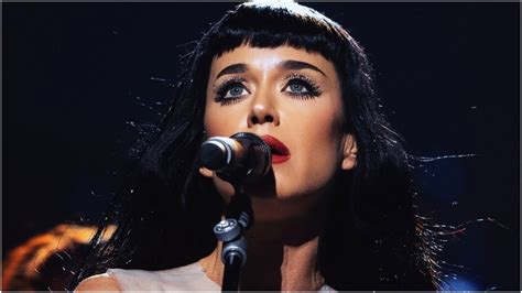 Katy Perry's witty reply to fan mid-concert for 'texting' her partner ...