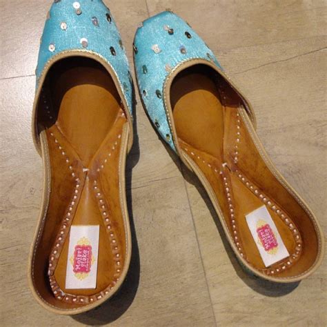 Shop Traditional Juttis From Mojari Flake | LBB