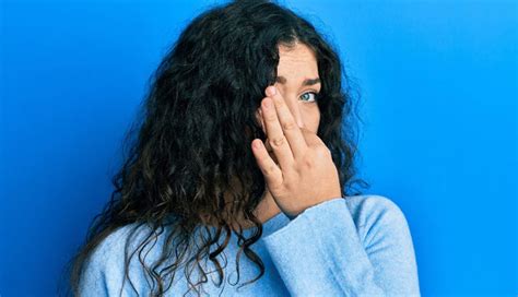 5 Must Try Remedies To Get Rid of Smelly Hair At Home - lifeberrys.com