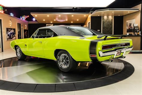 1970 Dodge Charger R/T Rocks Neon Green and Has Under 700 Miles on the Clock - autoevolution