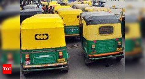 Man robbed, thrown out of moving auto | Delhi News - Times of India