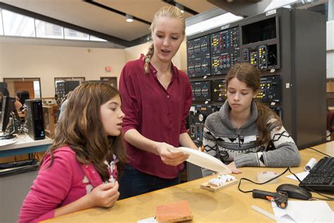 Girls Engineering Team 的图像结果