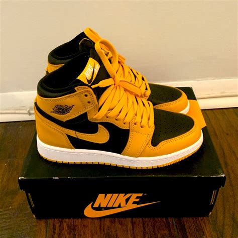 BLACK AND YELLOW AIR JORDANS | All nike shoes, Nike shoes women fashion ...