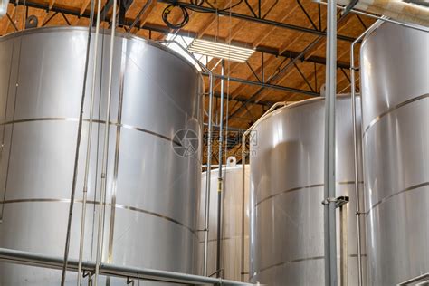 仓库中的大型啤酒酿发酵罐高清图片下载-正版图片303630708-摄图网