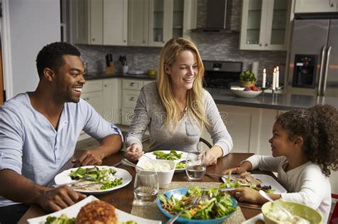 用餐在他们的厨房里的女孩和她的混合的族种父母 库存照片. 图片 包括有 大使, 复制, 国内, 食物, 前面 - 78940134