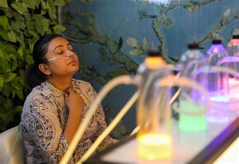 As Delhi pollution levels soar, customers throng an ‘oxygen bar’ for a ...
