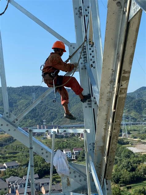 酷暑中电力工人登上30层楼的高空作业 保障2022年杭州亚运会重要交通配套工程