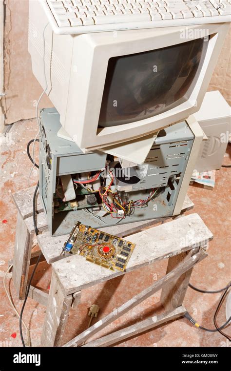 Computer Destruction 的图像结果