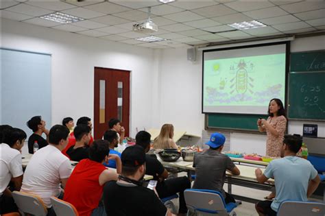 郑州西亚斯学院教外国留学生们包粽子，了解中国传统习俗-中华网河南