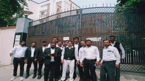 प्रयागराज जिला अदालत के सभी गेट पर ताला, मुंसिफ कोर्ट स्थानांतरण के ...