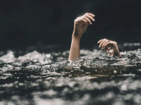 Car plunges into a canal in Maharashtra's Chhatrapati Sambhajinagar, 3 ...