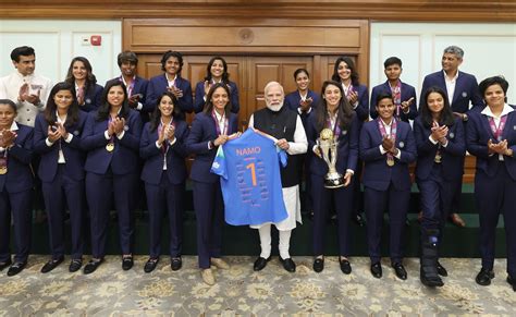 PM Modi Meets Team India: पीएम मोदी से मिलीं चैंपियन बेटियां, महिला ...