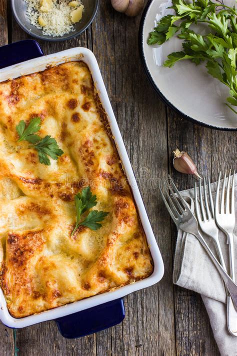 Lasagne italien de plat image stock. Image du rouge  