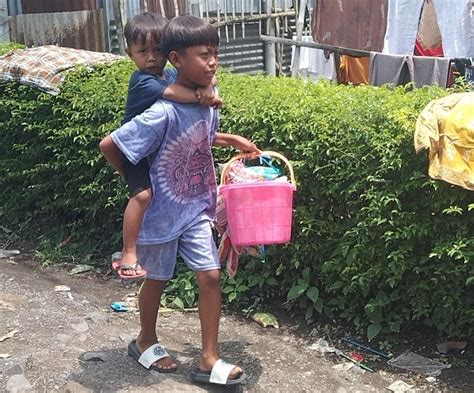 2 Anak Yatim Ini Jualan Jajanan Keliling Demi Bisa Makan - BerkahYatim