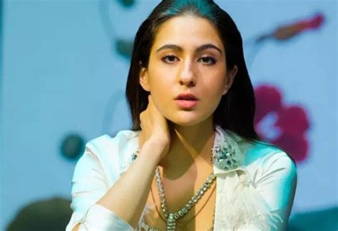 Pataudi Khandaan grand daughter Sara Ali Khan hot video viral in red bikini