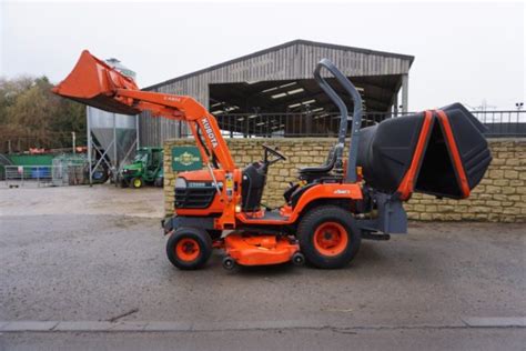 Kubota BX2200 compact tractor with loader, mower and grass collector in ...