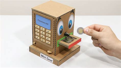 创意DIY，小哥用硬纸板制作迷你ATM硬币存钱罐玩具_好看视频