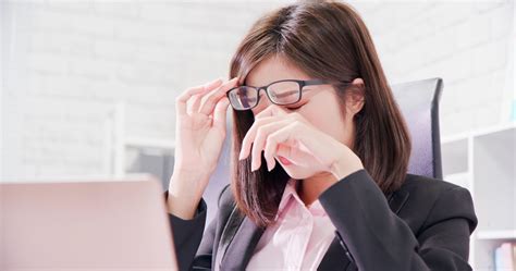 【眼眉跳解決】為甚麼會眼皮跳？熱敷、補眠等5個方法改善眼眉跳