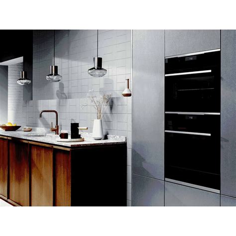 60cm UltimateTaste 900 built-in single oven with 70L capacity ...