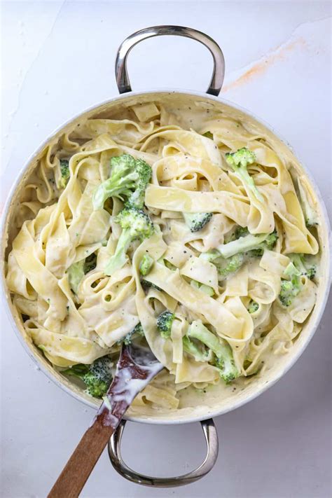 Broccoli Alfredo Pasta Recipe | Baked Bree