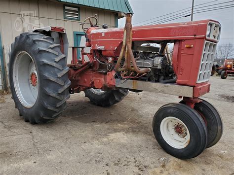 International 656 hydrostatic equipped with 2000 loader | Farm ...