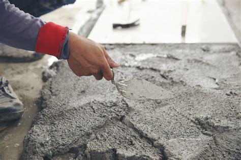 Concrete Leveler Usinga Trowel 的图像结果