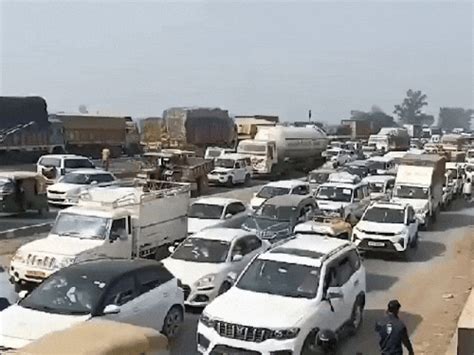 Thousand devotees stranded at Prayagraj border