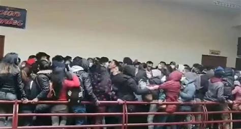 玻利维亚一大学走廊护栏断裂 至少6人坠亡5人重伤