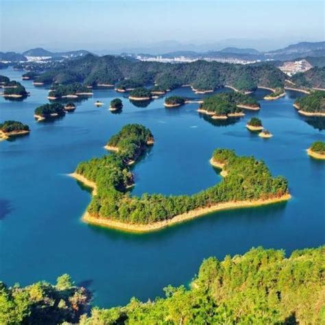 游千岛湖最好的方式便是乘坐快艇，那种自然之美不逊于大理洱海_游船