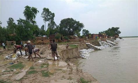 कटरी के गांवों को कटान से बचा रहीं बोरियां और बांस - laborers are ...