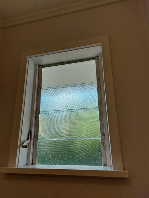 Unlocking Louvre Window Locks without a Key 的图像结果