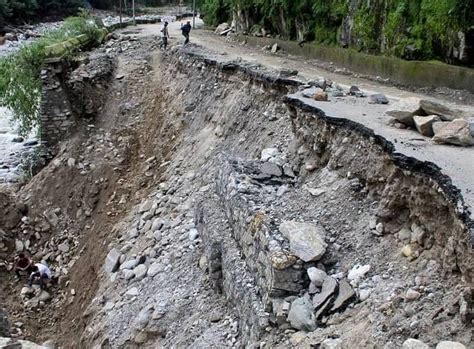 Pakistan rain landslide: आसमानी आफत, 2 महिलाएं, 1 पुरुष और 9 बच्चे की ...