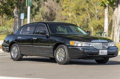 2002 Lincoln Town Car Signature Series for Sale - Cars & Bids