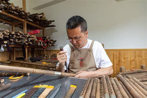 数十支手工制作的竹笛展出高清摄影大图-千库网